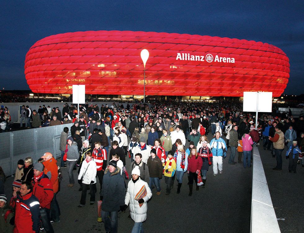 <p>En este recinto, con capacidad para 66.000 espectadores, se celebró el partido inaugural de la Copa Mundial de&nbsp;Fútbol 2006. Se trata del Allianz Arena de Múnich, el hogar compartido de los dos equipos punteros de esta ciudad alemana –el FC Bayern München y el TSV 1860 München– y un prodigio de arquitectura ideado por Herzog &amp; de Meuron.</p><p>Pero lo que más te llamará la atención es su peculiar juego de luces, que cambian de color con sólo apretar un botón, con lo que ambos equipos se sienten identificados en un mismo estadio: el recinto es rojo cuando juega el Bayern, azul cuando lo hace el 1860 München, y blanco cuando compite la selección alemana.&nbsp;</p><p>El estadio también es imprescindible en la <a href="http://www.dfr-nrw.de" target="_blank">Ruta Alemana de&nbsp;Fútbol,</a> un recorrido de 550 km que atraviesa Renania del Norte-Westfalia y combina atractivos deportivos y culturales. Esta ruta autoguiada –para hacer en bici o en coche– te permite organizar el recorrido a lo largo de 15 ciudades, algunas famosas gracias al&nbsp;fútbol, como Dortmund (con el Borussia) o Leverkusen (y el Bayer).&nbsp;</p>