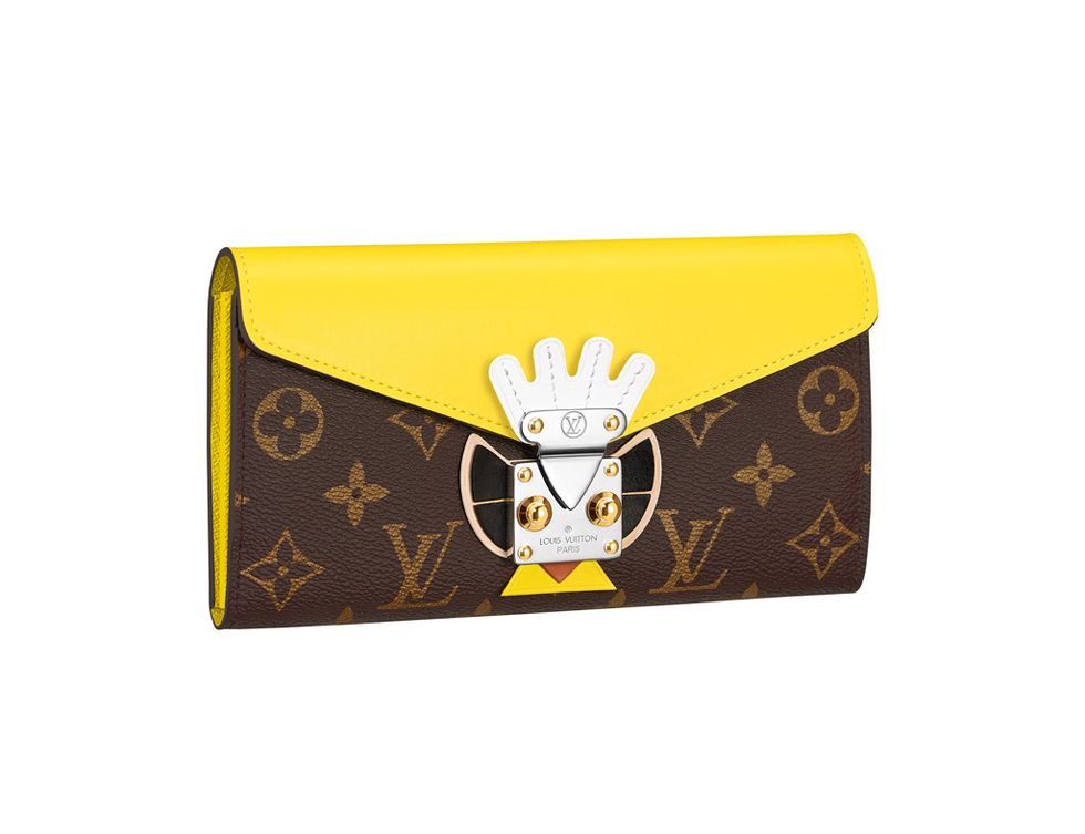 <p>Atrevida y llena de color como ella, la billetera '<a href="http://es.louisvuitton.com/esp-es/productos/tribal-mask-sarah-wallet-monogram-009125" target="_blank">Sarah</a>' (890 €) de la colección '<strong>Tribal Mask</strong>' de<strong> Louis Vuitton&nbsp;</strong>es el capricho perfecto para introducir en nuestra 'Christmas list'. Forrada con piel de becerro y adornada con piezas metálicas de latón dorado, los diferentes compartimentos y amplitud de su interior la convierten en un objeto de deseo útil y funcional. Consíguela en <a href="http://es.louisvuitton.com/esp-es/productos/tribal-mask-sarah-wallet-monogram-009125" target="_blank">www.louisvuitton.com</a>.</p>
