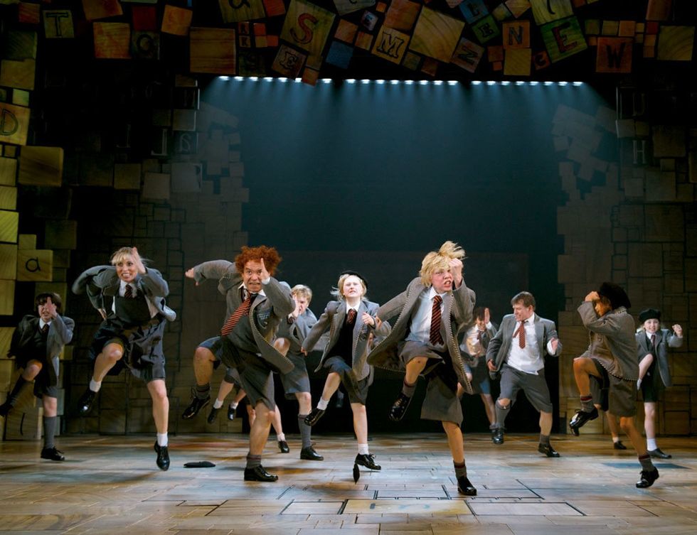 <p>
Los <a href="http://www.londontheatre.co.uk" target="_blank">musicales</a> tienen su meca europea en Londres. Te invitamos a ver la función de <i>Matilda,</i> dicen que es uno de los mejores shows de la década, aunque la oferta es inmensa. Elige entre clásicos, como <i>Los Miserables</i> (Queen’s Theatre), u obras narradas con los mejores temas de grandes bandas de música, es el caso de <i>Let it Be</i> (Savoy) o <i>The Commitments</i> (Palace). También se representan versiones de películas como <i>El Guardaespaldas</i> (Adelphi), <i>Billy Elliot</i> (Victoria Palace) y <i>Dirty Dancing</i>&nbsp;(Picadilly).&nbsp;<br /><strong>• Lugar: <a href="http://www.reallyusefultheatres.co.uk" target="_blank">Cambridge Theatre</a> (Earlham Street).</strong></p><p><strong>• Fecha: Hasta diciembre de 2014.</strong></p>