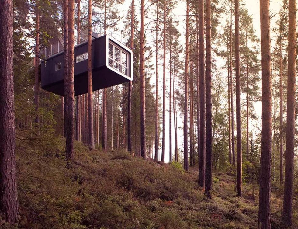 <p>Suspendido entre las copas de los árboles se encuentra este contenedor de 24 m2, al que se accede por un puente colgante. Se trata del Treehotel, en Suecia, y la habitación cuenta con una cama de matrimonio, baño ¡y hasta terraza!</p>