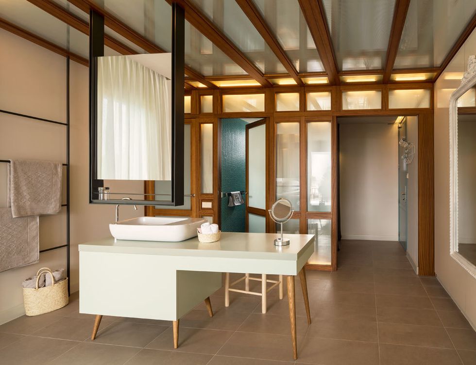 <p>En esta suite, un mueble-tocador, creado por ILV+Asociados, acoge el lavabo. Encima, un original espejo suspendido de doble cara. </p>