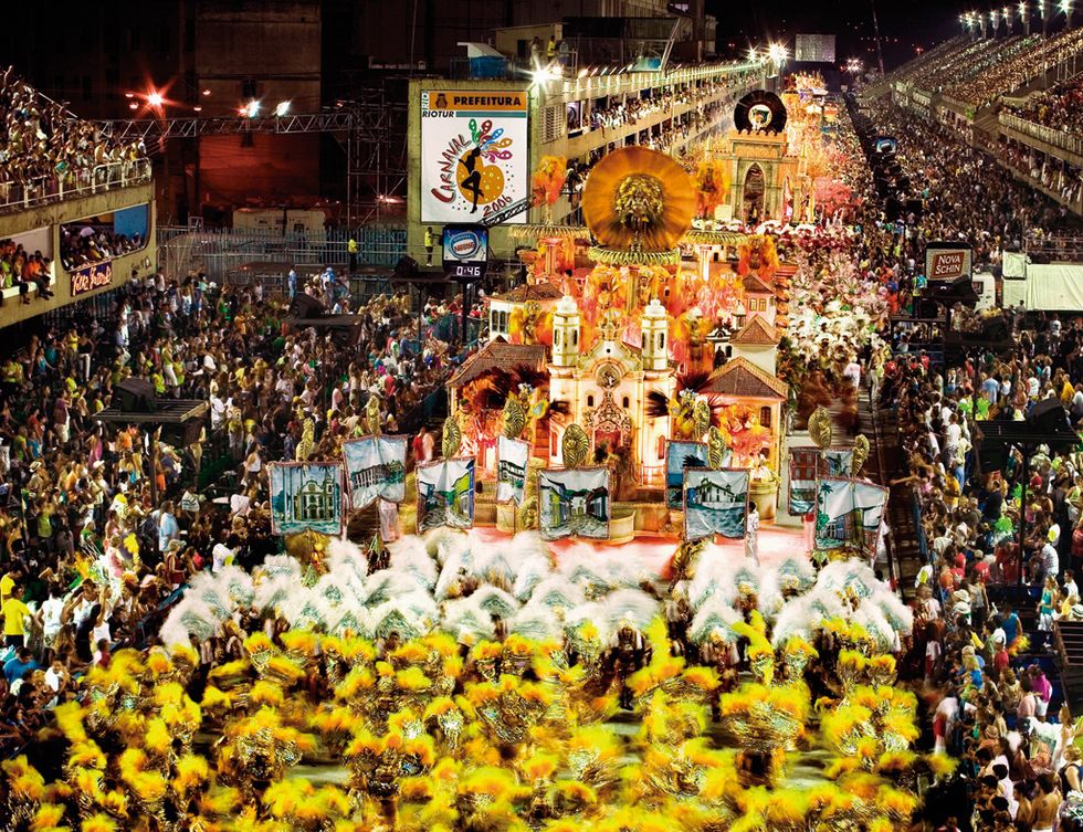 <p>Es el mayor espectáculo del mundo, y así lo festejan cada año cientos de miles de personas. El carnaval es a Río de Janeiro lo que el fútbol a Brasil.</p><p>La catedral de esta liturgia es el sambódromo, diseñado por el arquitecto Oscar Niemeyer hace ahora 20 años. Más de 75.000 espectadores viven el fervor pagano, mientras observan los desfiles de las escuelas de samba y sus soberbias carrozas, llenas de colorido. Es un evento embriagador, en el que la sensualidad reina y todos los sentidos disparan sus percepciones.&nbsp;</p><p>El show se prolonga durante 12 horas, pero no te preocupes, porque en el recinto hay chiringuitos de todo tipo para sobrevivir a esta maratón. Aunque se abren las puertas alrededor de las 17 h, el máximo apogeo se vive en torno a las 22 horas.</p><p>
• Lugar: Sambódromo del Marquês de Sapucaí&nbsp;<br />(Avda. Presidente Vargas, s/n).</p><p>• Fecha: Del 27 de febrero al 8 de marzo.</p>