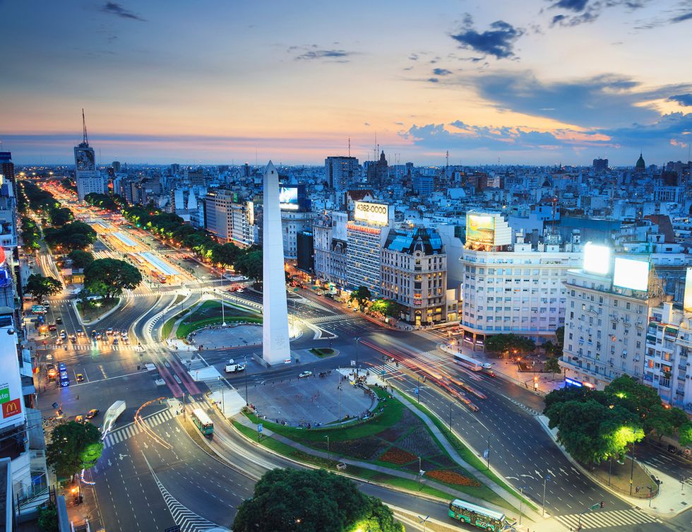 <p>A este signo le va el glamour, las grandes ciudades y cualquier sitio donde haya ocasión de tener una acción constante. Son aventureros y no les gusta los destinos convencionales, quieren ir cuanto más lejos, mejor. Buenos Aires sería una de las ciudades ideales para los Leo, grande y llena de posibilidades, cuya enorme concentración de teatros es un lugar perfecto para mostrar su estilo y pavonearse. </p>