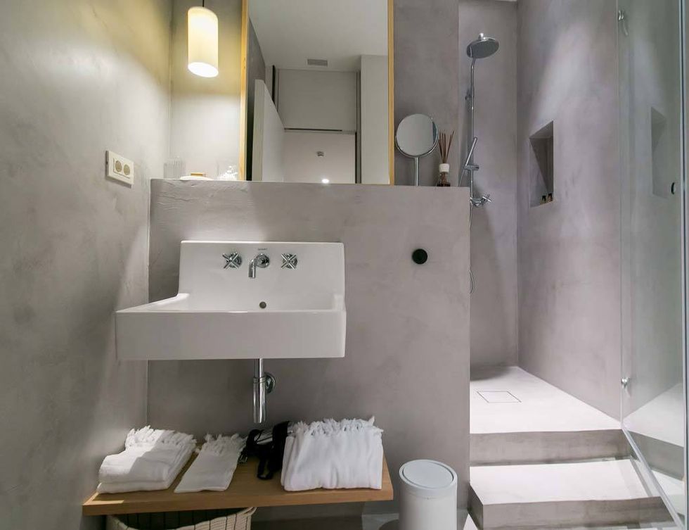 <p>La sencillez de los materiales, como el microcemento, es la seña de identidad de este baño del hotel Margot House. Un plus: las toallas de algodón puro procedentes de hammanes de Turquía.</p>