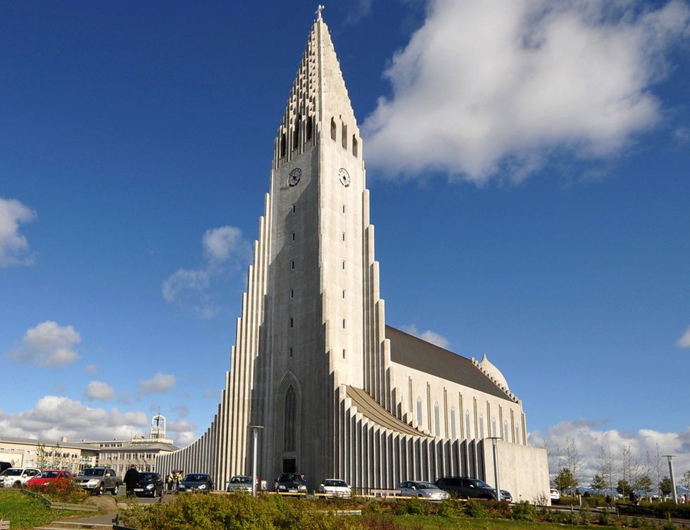 <p>Hallgrímskirkja es una iglesia luterana situada en Reikiavik ideada por el arquitecto islandés Guðjón Samúelsson. Su complicado nombre es un homenaje al poeta religioso Hallgrímur Pétursson. Su mayor característica es que gracias a sus casi 75 metros de altura y a su situación en una de las zonas más altas de la ciudad se puede ver desde practicamente cualquier punto de la capital.&nbsp;</p><p>&nbsp;</p>