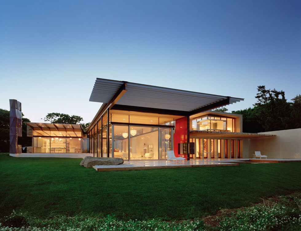<p>El arquitecto James Biber firma el diseño de esta moderna casa, valorada en 19,5 millones de dólares. Está construida en una parcela de cuatro hectáreas, frente a la playa de Montauk, en Nueva York.</p>