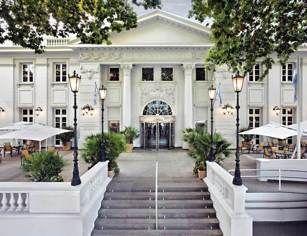 <p>Os vais a sentir como reyes en esta soberbia construcción de estilo neoclásico, rodeada de jardines, y plantada en medio del histórico barrio de Recoleta de la capital bonaerense. En el interior, domina una colección de arte de pintores latinoamericanos. No falta un inmenso espacio para el placer en el Ahín Wellness &amp; Spa, piscinas y ¡puedes aprender tango! Duerme desde 469 euros.</p><p><a href="http://buenosaires.park.hyatt.com" target="_blank">Palacio Duhau Park Hyatt Buenos Aires.</a> Avda. Alvear, 1661.&nbsp;B. Aires (Argentina).&nbsp;Tel.&nbsp;54 11 51 71 12 34.</p><p>&nbsp;</p>