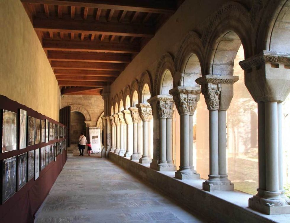 <p>A un costado de la catedral, en el antiguo Palacio Decanal, el deán Don Pedro de Villalón lo amplió para que alojara a pontífices y reyes.</p>