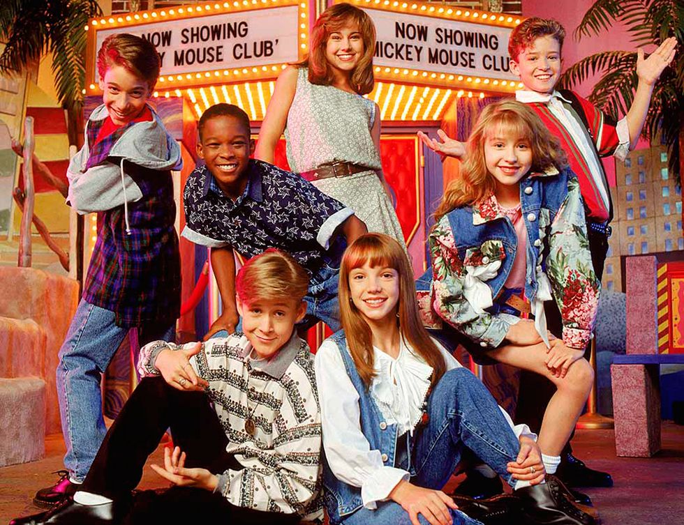 <p>Gosling se dio a conocer como uno de los chicos presentadores de 'Mickey Mouse Club', allá por mediados de los 90. En esta foto, sentado junto a él en el suelo, podemos ver a Britney Spears; de pie, con vestido sin mangas, a Christina Aguilera y en el extremo derecho, a Justin Timberlake. Bendita adolescencia.</p>