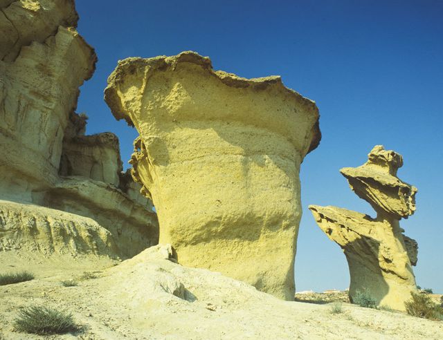 Playa de las Gredas, con sus curiosas formaciones rocosas.