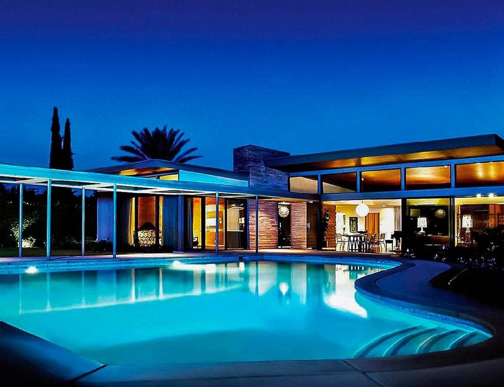 <p>De estética <i>mid-century</i> y con una impresionante piscina, el cantante y actor encargó la construcción de esta villa en el año 47 al arquitecto Stewart Williams. Situada en Palm Springs, cuenta con 4 dormitorios y 6 baños. ¿Su precio? 2.273 €/noche, en <a href="http://luxury.homeaway.com/vacation-rental/p3586233?CID=a_cj_7689441&amp;utm_source=cj&amp;utm_medium=affiliates&amp;utm_content=7689441&amp;utm_campaign=10859031_skim74968X1525076X7348b27749cbd48ccade8fefe412e9f0#summary" title="Homeaway" target="_blank">Homeaway</a>.</p>