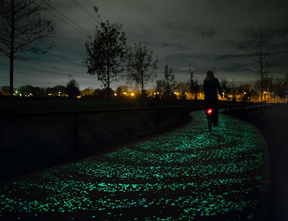 <p>Si te gusta ir en bicicleta y el arte te apasiona, hay una cosa que tienes que hacer en Holanda (y más si estás allí por el 125 aniversario de la muerte de Van Gogh): recorrer los 600 metros de mosaico fluorescente en medio del campo que dan forma al carril bici dedicado al artista en Nuenen. Diseñado por el artista Daan Roosegaarde y desarrollado por la constructora Heijmans, reproduce el famoso cielo que tan bien retrató Van Gogh en <i>La noche estrellada.</i> Brilla en la oscuridad gracias a miles de pequeños azulejos que absorben la luz del día y luego la emiten en cuanto el cielo se oscurece. Este carril bici forma parte de la <strong>“Van Gogh in Brabant”,</strong> de 335 km, creada para dar a conocer su región natal visitando puntos importantes en su vida y su obra.</p><p>FOTO:<a href="http://www.holland.com/es/turista.htm" target="_blank"> @Holland.com</a></p>