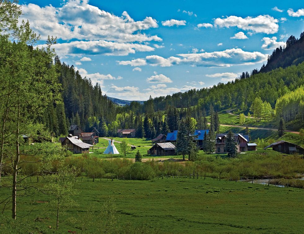 <p>Ubicado en las Montañas San Juan de las Rocosas de Colorado, este antiguo pueblo minero ha sido restaurado en un exclusivo resort que ofrece alojamiento en cabañas de madera provistas con wifi y baño privado, o en espaciosas tiendas de campaña.</p><p>El entorno no puede ser más evocador: montañas, infinidad de árboles, un río, una cascada y manantiales termales. Puedes montar a caballo, hacer senderismo, relajarte en el spa… o explorar Monument Valley, el Cañón de Chelly o el Valle de los Dioses. A partir de 450 euros con pensión completa incluida.</p><p><a href="http://www.duntonhotsprings.com" target="_blank">Dunton Hot Springs.</a> 52068 Road 38. Dolores. Colorado (Estados Unidos).&nbsp;Tél.&nbsp;(877) 228 4674.</p>