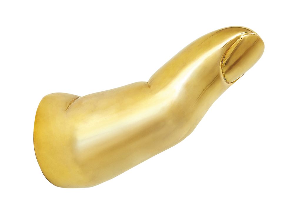 <p>
Perfecto para colgar chaquetas y bolsos, este dedo dorado, de Jonathan Adler, trasciende su función práctica y se convierte en objeto escultórico. ¡El surrealismo más chic!<br /><a href="/edicion/gallery/746668/(offset)/jonathanadler.com" target="_blank">jonathanadler.com</a></p><p>&nbsp;</p>