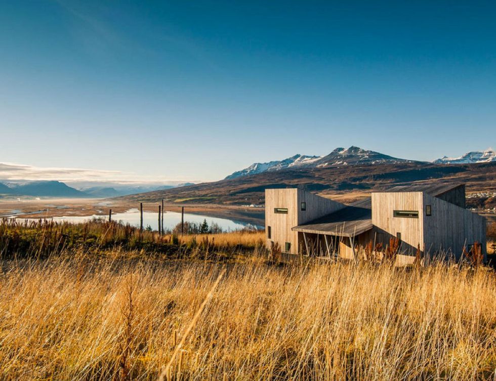 <p>
Esta casa en Islandia, alquilada por Airbnb, está situada cerca de la ciudad de Akureyri. Durante el verano se puede disfrutar del sol de medianoche, y en invierno, de las auroras boreales.<br /><a href="http://www.elledecor.com/life-culture/travel/g2574/luxury-airbnb-rentals/" target="_blank">Descubre otras casas asombrosas de Airbnb.</a></p>