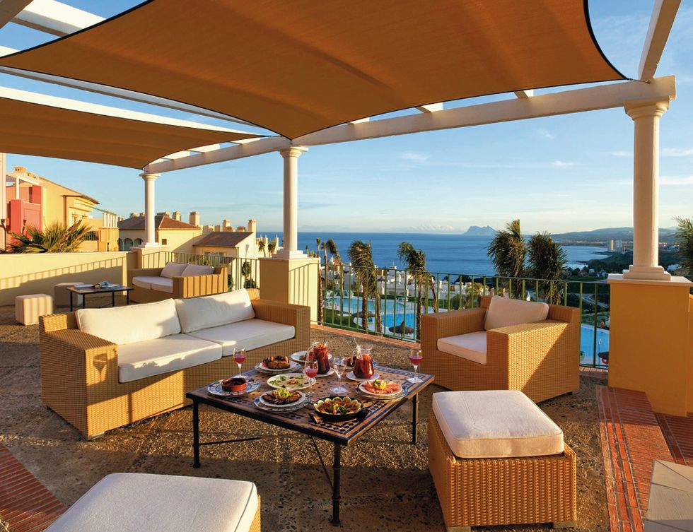 <p>Este resort andaluz regala un fantástico panorama del estrecho de Gibraltar y el Mediterráneo. Pasa una semana con tu familia en uno de sus apartamentos (a partir de 364 euros). Tus hijos disponen de animación, a su medida y gratuita, hasta los 17 años.</p><p><a href="http://www.pierreetvacances.com" target="_blank">P&amp;V Terrazas Costa del Sol.</a> Urbanización Bahía las Rocas. Ctra. Cádiz, Km. 138. Manilva (Málaga).&nbsp;Tél.&nbsp;952 76 06 80.&nbsp;</p>