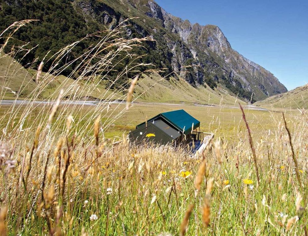 <p>Solo podrás llegar a este retiro en helicóptero, así que ya puedes imaginar las cotas de las cumbres de Southern Alps y el silencio que te acompañará durante esta exclusivísima estancia.&nbsp;</p><p>En esta llanura montañosa, en la zona más salvaje de Nueva Zelanda, solo hallarás cuatro chalets (desde 1.133 euros), con pensión completa, distintas actividades guiadas, picnics gourmet y conexión wifi.</p><p><a href="http://minaretstation.com" target="_blank">Minaret Station.</a> Minaret Bay, s/n. Nueva Zelanda.&nbsp;Tel.&nbsp;800 81 28 19. &nbsp;</p>
