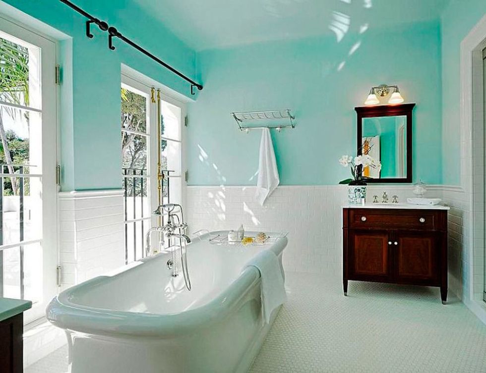 <p>Paredes pintadas de azul y muebles de madera oscura son las señas de identidad del baño donde se filmó la película Scarface, en una mansión de Santa Bárbara.</p>