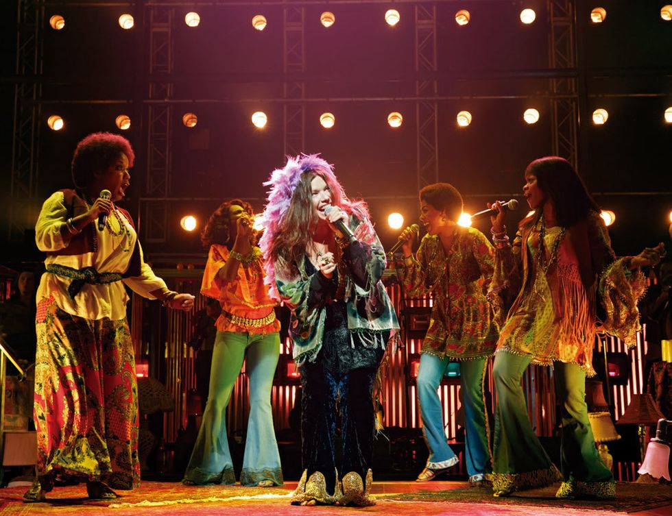 <p>El musical ‘A night with Janis Joplin’ es la última incorporación al cartel de Broadway. La diva musical que fuera conocida como la Dama del blues se aparece ante tus ojos para resucitar el espíritu bohemio e inconformista de Woodstock.</p><p>María Bridget Davies tiene la difícil misión de igualar la peculiar y arrebatadora voz de Joplin en un repertorio en el que no faltarán temas como Cry Baby o Summertime.</p><p>• Lugar: <a href="http://www.lyceum-theatre.com" target="_blank">Lyceum Theatre</a> (15 W 45th St.).&nbsp;</p><p>• Fecha: Desde el 10 de octubre.</p>