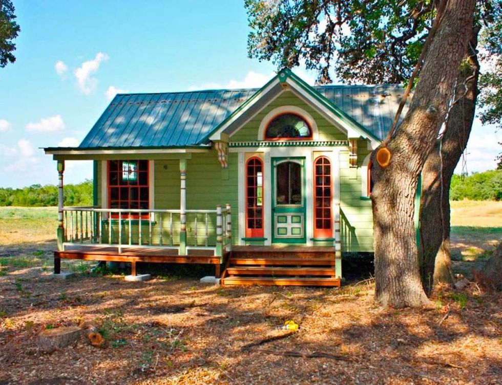 <p>
Pintada con seis colores diferentes, <i>The Painted Lady</i> es una microgranja que se encuentra en Round Top, Texas, y pertenece a <a href="http://tinytexashouses.com/" title="Tiny Texas Houses" target="_blank">Tiny Texas Houses.</a> En su interior, destaca una cocina completa, un loft para dormir y una ducha con suelo de piedras de río. Y es que, el 99% de la casa está construido con materiales naturales. <br /><a href="http://tinytexashouses.com/painted-lady-tiny-victorian-house/" title="The Painted Lady" target="_blank">Pincha aquí para verla.</a></p>