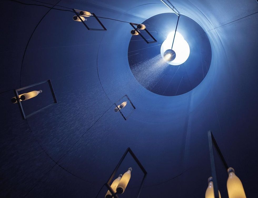 <p>Una deslumbrante instalación “Solis silos: alimentarse de luz” presenta Viabizzuno en Milán hasta el 31 de octubre por la Expo 2015. Son 7 silos de 10 m de altura, en los que varios elementos interactúan con la luz solar y la artificial. </p>