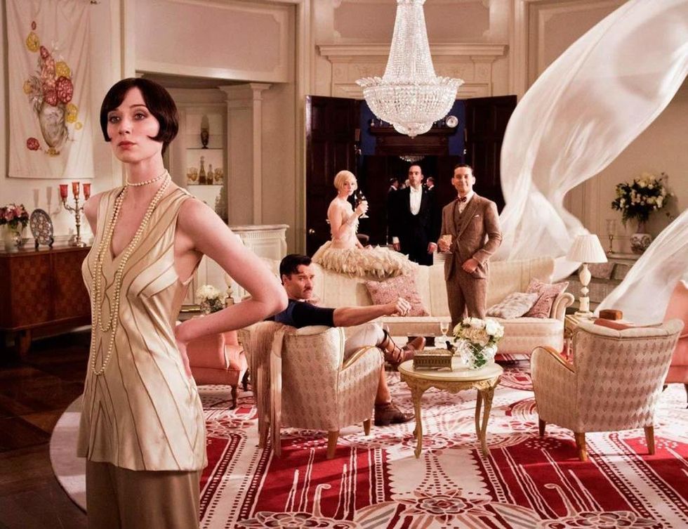 <p>Sofás con formas voluptuosas, muebles de maderas nobles, lámparas de cristal... La mansión en Long Island de <i>Jay Gatsby</i> refleja el glamour de los años 20 a la perfección.</p>