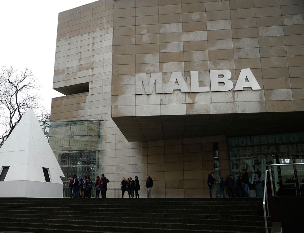 <p>Enclavado en un imponente edificio en el centro de la ciudad porteña, el <a href="http://www.malba.org.ar/" target="_blank">MALBA </a>presenta una importante colección de arte contemporáneo desde principios del siglo XX hasta nuestros días. Resulta muy curioso ver obras procedentes de México, Argentina, países caribeños... lo que ofrece una perspectiva muy diferente del arte moderno al que estamos acostumbrado</p>