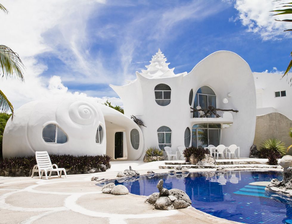<p>
Diseñada por el arquitecto Eduardo Ocampo y su hermano artista, Octavio, ofrece unas estupendas vistas del Caribe y acceso directo a las playas más bonitas de Isla Mujeres. <strong>Desde 147 €/noche.</strong> <br />Más información, <a href="https://www.airbnb.co.uk/rooms/530250" target="_blank">aquí</a>.</p>