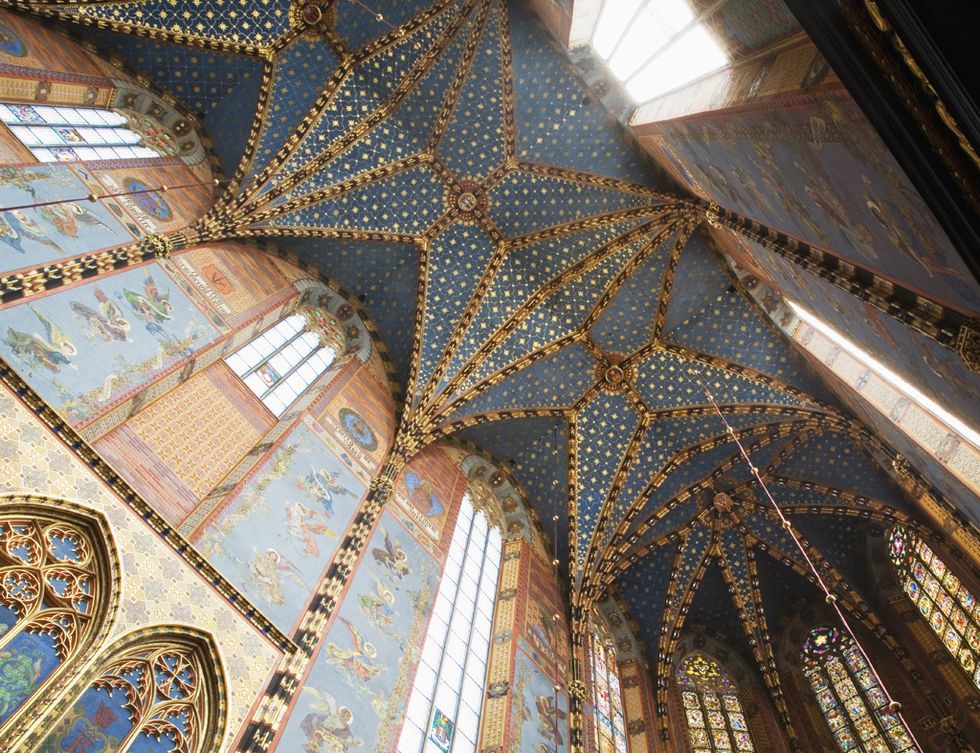 <p>La basílica de Santa María es una de las principales atracciones turísticas de la bella ciudad de Cracovia. Con unas bóvedas como éstas, no es de extrañar: su techo azul turquesa de estilo gótico es desde luego impresionante.</p>