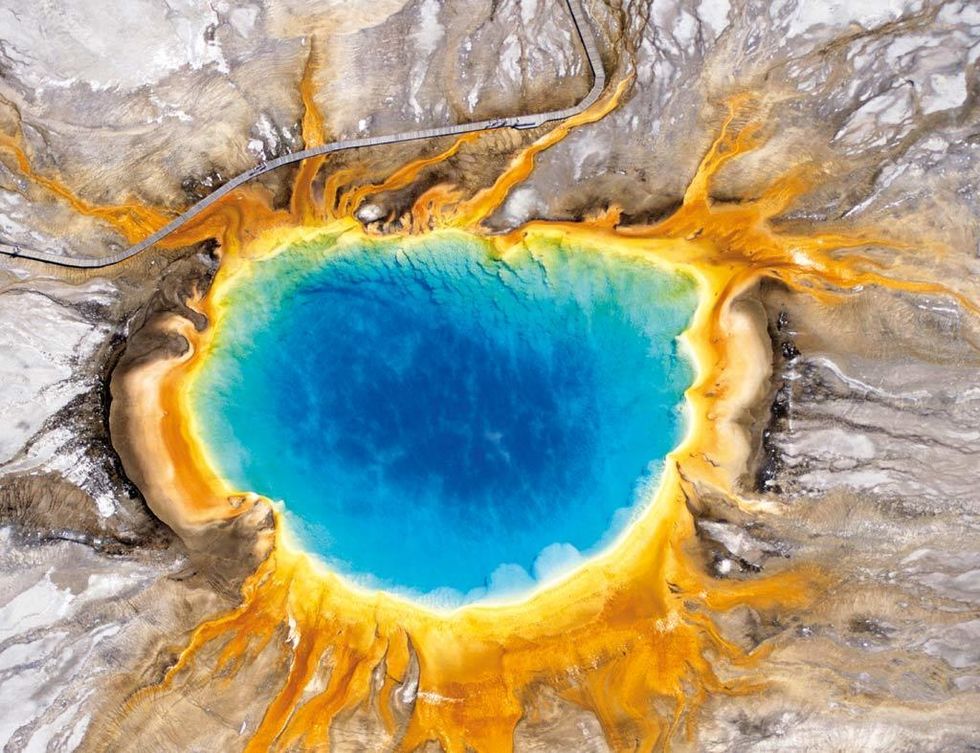 <p>Esta espectacular maravilla de la naturaleza, Grand Prismatic Spring, se encuentra en el Parque Nacional de <a href="http://www.nps.gov/yell" target="_blank">Yellowstone</a> (Wyoming, Montana y Idaho). Súbete a una colina para apreciar el arco iris que procede de sus aguas ricas en minerales y de las bacterias pigmentadas que crecen alrededor de estas.&nbsp;</p>