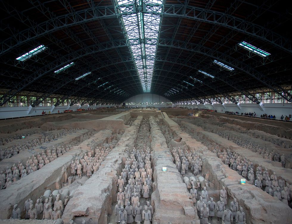 <p>Dicen que entrar en el hangar donde se encuentran las filas y filas de los guerreros de terracota es una de las experiencias más impresionantes que pueda vivir un viajero. Más de 8.000 soldados, caballos, arqueros y carros desfilan, llenos de vida, en lo que en realidad es la tumba del emperador Qin, de 56 km cuadrados.</p>