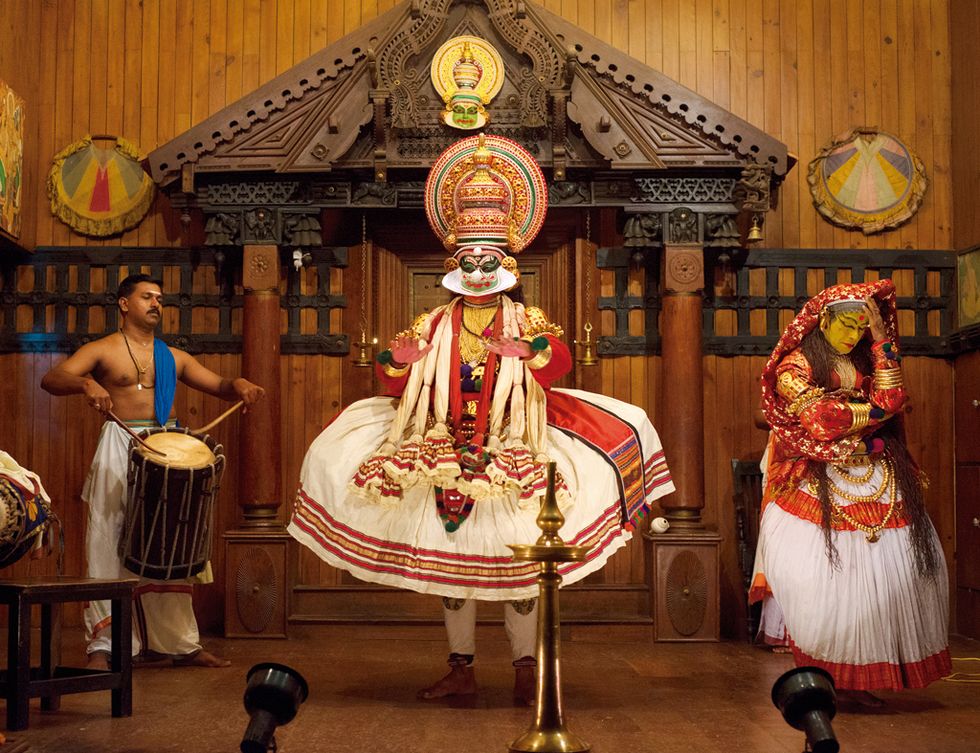 <p>Las auténticas representaciones de kathakali, ancestral estilo de danza-teatro procedente del sur de <strong>India,</strong> se celebran en templos durante los festivales y duran toda una noche. Sin embargo, es posible asistir cualquier día del año a uno de estos espectáculos (simplificado, eso sí) en Kochi, ciudad de Kerala con una larga tradición en este arte tradicional. Si no lo has visto antes, te dejarán impresionado los asombrosos movimientos oculares de los actores –se entrenan durante años para dominar sus músculos faciales– o el complejo maquillaje –que les lleva varias horas y se aplican ellos mismos–. En Kerala <a href="http://%20www.kathakalicentre.com" target="_blank">Kathakali Centre</a> ofrece representaciones diarias (por 4 euros).</p><p>&nbsp;</p>