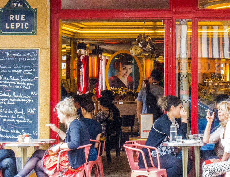<p>Antes de 2001, el Café des 2 Moulins (Tel.&nbsp;+331 4254 90 50) –su nombre alude a los cercanos Moulin Rouge y Moulin de la Galette– era uno más en la oferta de Montmartre. Pero ese año cambió el futuro de esta brasserie situada en el nº 15 de la rue Lepic. Ya se habían rodado otras películas, pero fue Amélie, la cinta de Jean-Pierre Jeunet, la que convirtió el local en lugar de peregrinación para los amantes de esta entrañable historia. Te sorprenderá el tamaño –más grande que en el cine– y echarás en falta el estanco, que se cerró años después del estreno, pero puedes saborear un Crazy Amélie (vodka, naranja y frambuesa) mientras te haces la foto frente al póster del personaje y escudriñas la puerta, esperando que entre la mismísima Amélie.&nbsp;&nbsp;</p>