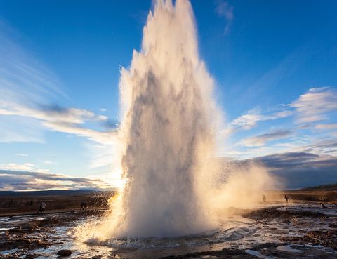 <p>Es uno de los géiseres más famosos del mundo, sobre todo por su frecuencia y su fuerza: su agua, a 120 grados centígrados, erupciona cada 4 u 8 minutos y puede alcanzar de 15 a 20 metros de alto, aunque en ocasiones se ha disparado hasta los 40 metros.</p>