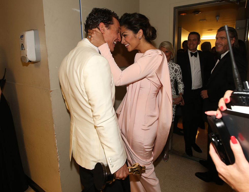 <p>Pura emoción y amor derrocha esta imagen de&nbsp;Matthew McConaughey siendo felicitado por su mujer Camila Alves tras recoger su Oscar al Mejor Actor en 2014 por su papel en 'Dallas Buyers Club'.&nbsp;</p>