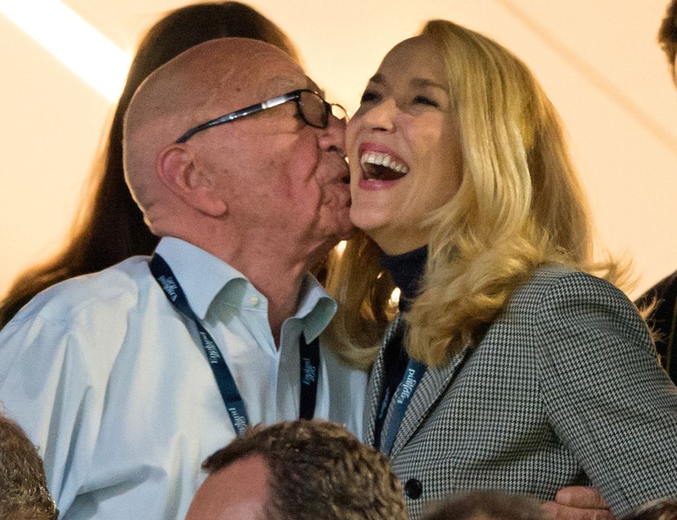 <p>La nueva relación entre Jerry Hall y Rupert Murdoch es cuanto menos sorprendente por la diferencia de edad: 25 años. <strong>La modelo tiene 59 años y el magnate australiano tiene 84.&nbsp;</strong></p><p>&nbsp;</p>