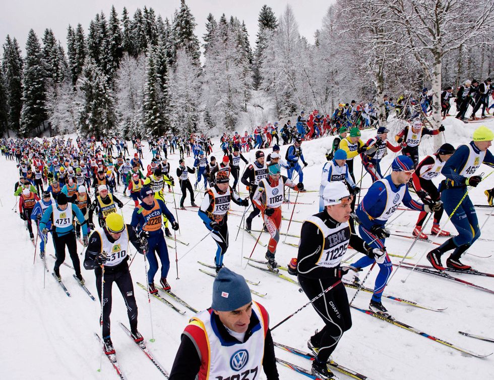 <p>Si te gusta el esquí de fondo, aquí tienes una propuesta con pedigrí: la Vasaloppet, la carrera más antigua, multitudinaria y larga del mundo (90 kilómetros). Se viene celebrando (la última semana de febrero) desde 1922 en la región de Dalarna (<a href="http://www.visitsweden.com" target="_blank">Suecia</a>) para conmemorar la sublevación del país contra Dinamarca y cada año bate récord de participantes (ha llegado a superar los 60.000), entre ellos, la hermana de la princesa de Inglaterra, Pippa Middleton. Durante esos días, se organizan otras carreras de menor distancia.&nbsp;</p>