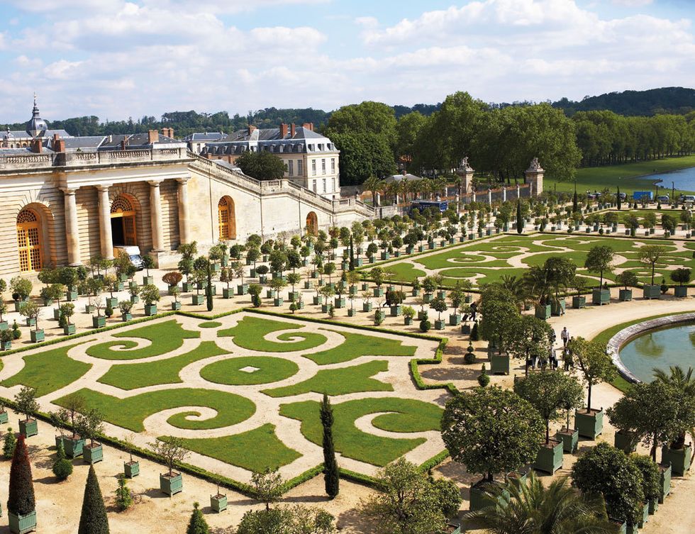 <p>Si el <a href="http://www.chateauversailles.fr" target="_blank">Palacio de Versalles</a> es un magnífico regalo para la vista y la Historia, los&nbsp;jardines&nbsp;que le rodean forman un hermoso envoltorio difícil de superar. </p><p>Su construcción costó 40 años de duro trabajo en los que se transformó un terreno lleno de bosques y pantanos en un paisaje que, junto al Palacio, es Patrimonio de la Humanidad. Recorrer sus más de 80 hectáreas es casi imposible así que lo mejor es simplemente disfrutar de su refinada belleza –como lo hacía María Antonieta y Luis XVI– y de su acceso gratuito. O admirar sus espectáculos de agua y música (25 euros, con entrada al Palacio).&nbsp;</p>
