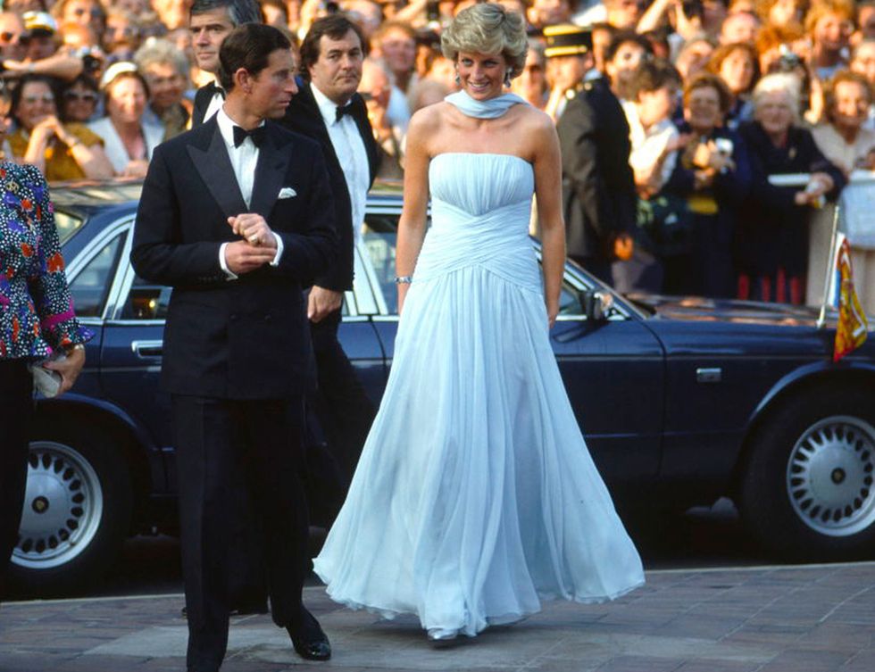 <p>La adorable Diana creo un momento icónico cuando piso la alfombra roja con este vestido azul de Catherine Walker.En 2011 este diseño se vendió en una subasta por 81.000 libras.</p>