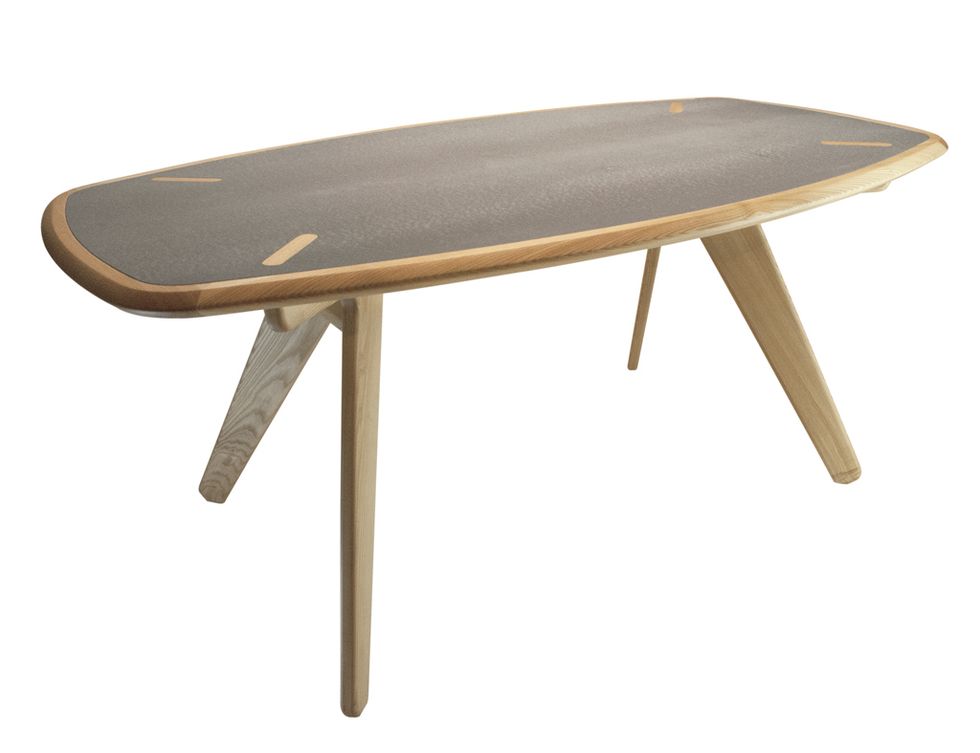 <p>La mesa <i>Cret-cret</i> con sobres intercambiables de distintos materiales y patas que  no estorban al sentarse. </p>