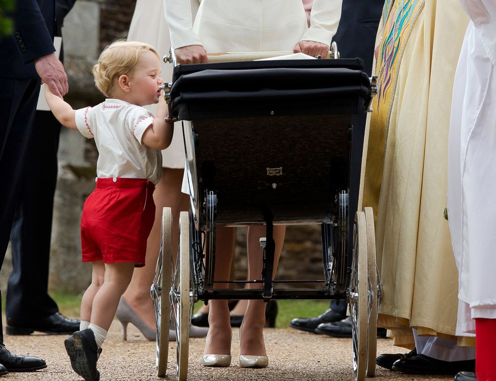 <p>Con esa curiosidad nada escondida, propia de su edad, 2 años, el Príncipe George se asomaba de puntillas al carrito de su hermana Charlotte el día de su bautizo.&nbsp;</p>