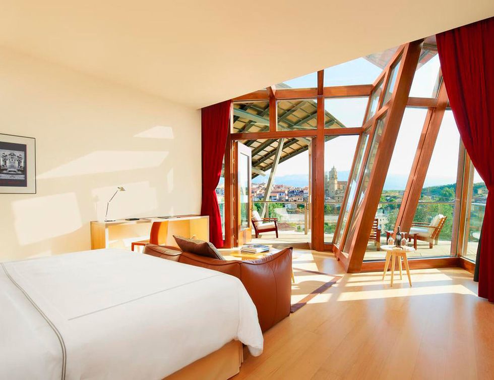 <p>Los interiores también llevan el inconfundible sello de Gehry: las paredes inclinadas, las ventanas en zigzag y los altísimos techos convierten cada una de sus 43&nbsp;habitaciones en espacios únicos.</p>