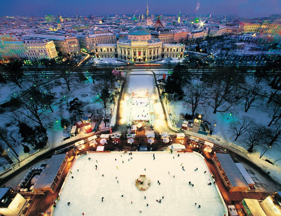 <p>Los vieneses cada año tienen la oportunidad de mejorar su técnica de patinaje sobre hielo en la enorme pista que se instala frente a la fachada del Ayuntamiento. El llamado Wiener Eistraum ocupa algo más de 7.000 m2 para hacer las delicias de grandes y pequeños, que patinan acompañados de buena música e iluminación romántica, y aprovechan para tomar un refrigerio en los puestecitos de gastronomía. También se habilita una zona para probar con el curling.&nbsp;</p><p>• Lugar: <a href="http://www.wienereistraum.com" target="_blank">Rathausplatz.</a></p><p>• Fecha: Desde enero hasta marzo.</p>