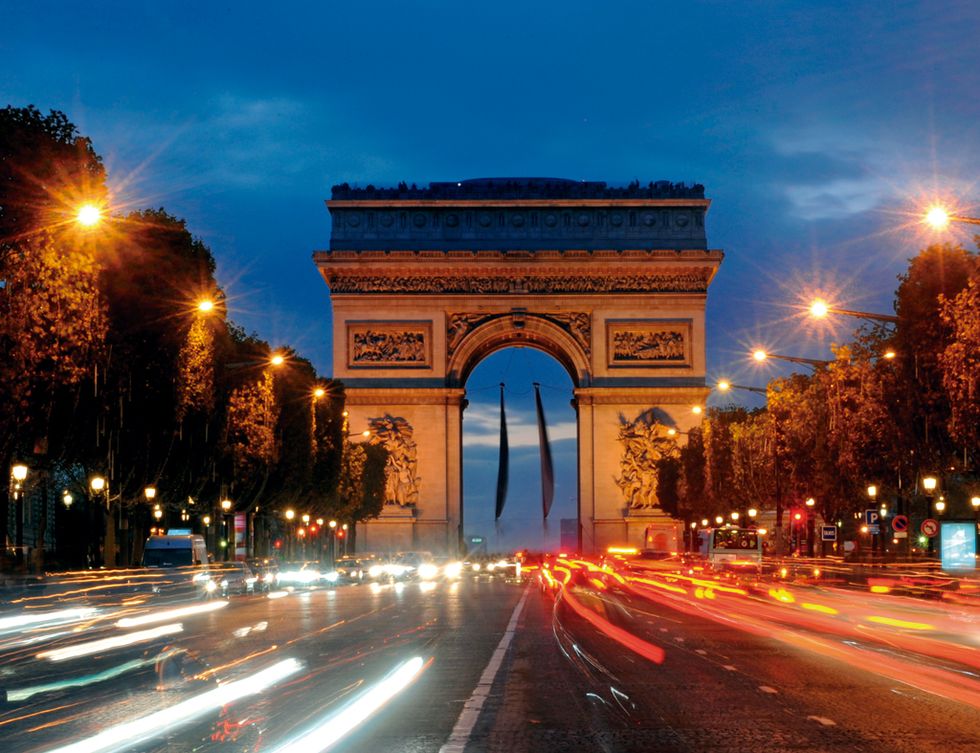 <p>El paseo más refinado, elegante e imprescindible de la<a href="/edicion/gallery/620571/es.parisinfo.com" target="_blank"> capital del Sena</a> es la avenida de los Campos Elíseos, la arteria más importante de París, que conecta el Arco del Triunfo con la plaza de la Concordia.&nbsp;</p><p>Su nombre, que procede de la mitología griega y designa el paraíso de los héroes, en el siglo XXI te traslada directo al corazón de la ciudad. En estos casi 2 km del noroeste parisino encontrarás tiendas exclusivas, locales de espectáculos como el Lido, restaurantes como Fouquet's, museos, jardines, palacios, miles de turistas y, según la época del año, el desfile de la fiesta nacional francesa, la iluminación navideña –aquí se recibe el Año Nuevo– o la llegada del Tour de Francia.</p>