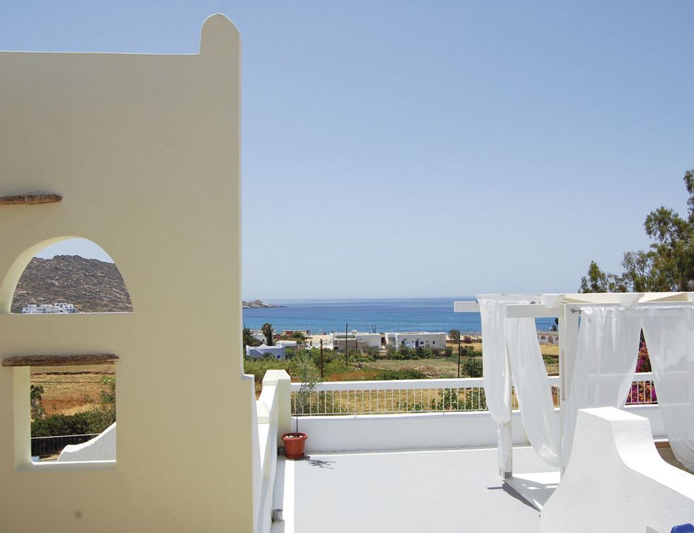 <p>El sol será tu compañero durante tu estancia en este hotel de la isla griega de Ios, a la que puedes desplazarte en un <a href="http://www.ferriesingreece.com" target="_blank">transbordador</a> desde el puerto de Atenas, a partir de 35 euros. Los balcones de esta construcción totalmente encalada se asoman a la playa de Mylopotas, a tan solo 150 metros, y en el Roof Garden disfrutarás de una copa relajante mientras observas la luna sentado en sus muebles reciclados. Las estancias (desde 40 euros) tienen una parca decoración, porque aquí lo importantes es vivir la experiencia la aire libre.</p><p><a href="http://www.marcoshotels.gr" target="_blank">Marcos Beach Hotel.</a> Playa Mylopotas, s/n. Ios. Grecia. Tél. 30 22 86 09 15 71. </p>
