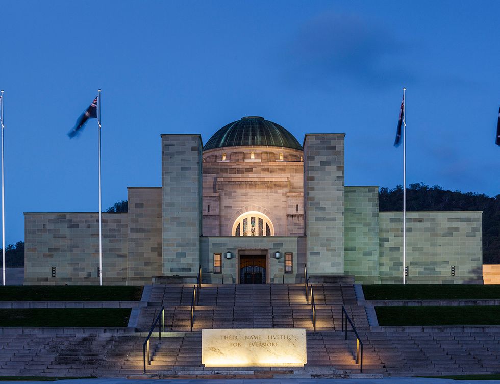 <p>Hace su entrada en la lista este increíble (e inspiracional) edificio de 1941 en el que se rinde homenaje a todos los soldados australianos que perecieron defendiendo los intereses de su país. El monumento se divide en tres partes: área conmemorativa, museo y centro de investigación, aunque quizás lo más escalofriante sea pasear por su Jardín de Esculturas.</p><p>&nbsp;</p>