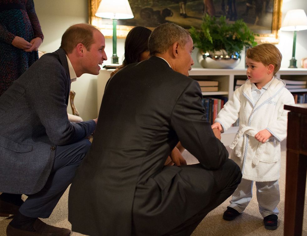 <p>Sólo el príncipe George podía recibir así al presidente de los Estados Unidos. Con pijama y bata, su imagen con Barack Obama dio la vuelta al mundo.</p>