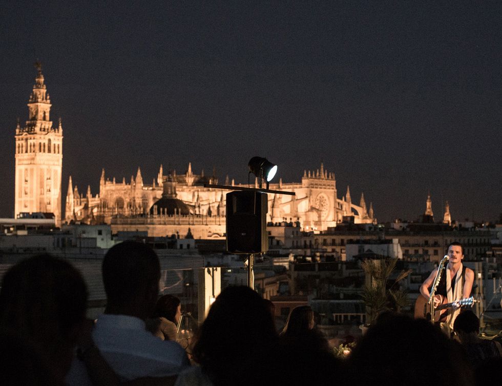 <p>Cinco ciudades españolas acogen el ciclo de conciertos <strong>Live 43,</strong> de cuya filosofía estamos enamorados: subir a las azoteas con más encanto de cada urbe para ponerle la mejor música en directo a un atardecer inolvidable. Diez artistas son los encargados de hacerlo (Coque Malla, Iván Ferreiro, Russian Red…) y las ciudades en las que se puede disfrutar son Sevilla, Barcelona, Alicante, Madrid y Málaga. Este fin de semana es el turno de L.A., que toca el viernes 8 en Málaga, el sábado en Alicante y el domingo en Barcelona. Tienes todas las localizaciones, el resto del calendario y la venta de entradas en <a href="http://www.livetheroof.com" target="_blank">www.livetheroof.com</a>. Además, con cada entrada te invitan a un delicioso combinado Ginger 43. Te va a encantar.</p>