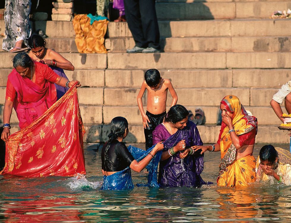 <p>Es uno de los cauces más contaminados del planeta pero, para los hindúes, bañarse en el Ganges y beber sus aguas tiene un efecto purificador. En su caudal es fácil encontrar abundantes residuos industriales –de las fábricas de piel y químicas situadas en su orilla– e incluso restos de cremaciones y cadáveres de animales flotando. Aún así, unas 2.000 personas se bañan a diario en sus aguas y, para muchas familias, guardar en casa una urna con agua del río es un símbolo de prestigio. Si te gusta la fotografía, acércate a Benarés, una de las ciudades sagradas del hinduísmo.</p><p>Al amanecer, la imagen de decenas de fieles bajando las escalinatas con sus coloridos ropajes para bañarse, lavarse los dientes, cocinar o lavar la ropa, es todo un espectáculo. En&nbsp;<a href="http://www.varanasi.nic.in/" target="_blank">www.varanasi.nic.in</a>. &nbsp; &nbsp; &nbsp;</p>