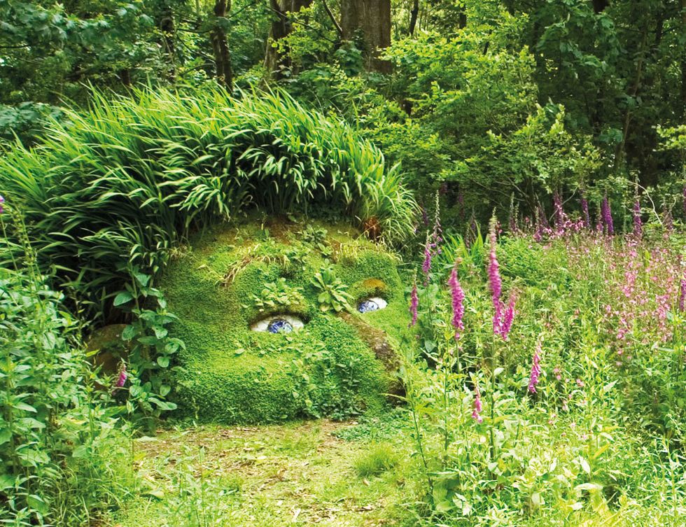 <p>En Cornualles, al suroeste de Inglaterra, encontrarás uno de los&nbsp;jardines&nbsp;botánicos más populares y misteriosos del Reino Unido. Su nombre,<a href="http://www.heligan.com" target="_blank"> The Lost Gardens of Heligan</a> (Los&nbsp;jardines&nbsp;perdidos de Heligan), te da una idea del clima que se respira en sus más de 800 ha, en las que cabe todo un catálogo de la naturaleza: desde una jungla con especies tropicales hasta un&nbsp;jardínitaliano o los helechos del área salvaje, sin olvidar a <i>La doncella de fango</i> y <i>La cabeza de gigante,</i> dos figuras hechas a base de rocas y plantas. &nbsp;Abre a diario (10 euros).&nbsp;</p>
